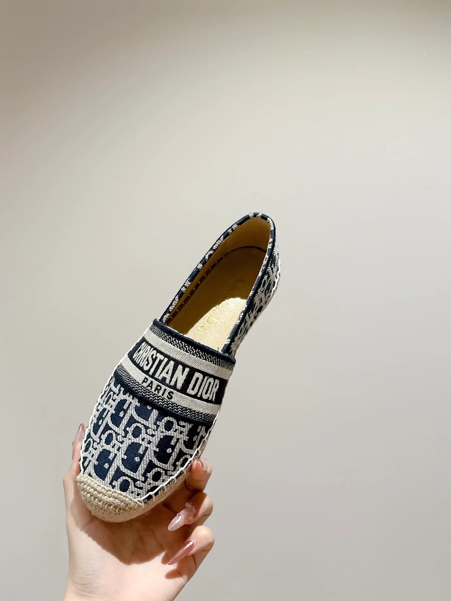 👟👟Ex-factory price 440👟👟 Dior DIOR's new popular early spring fisherman shoes 🆕 Simple, elegant and fashionable, timeless and timeless, it is a classic that will never fade away in the fashion circle, retro fisherman shoes. Original hand-woven surface, electric embroidery technology! Specific cloth surface and rubber outsole. Code number: 35-39 (40.41 customized, non-refundable)